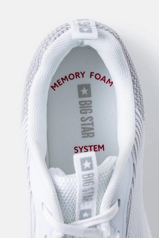 Juodi bateliai ant platformos,...