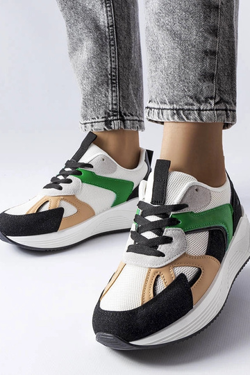 Juodos šlepetės užsegamos...