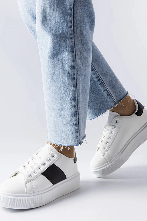 Balti sportbačiai su juodu dirželiu...