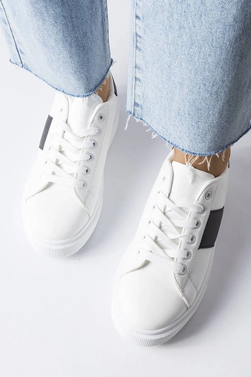 Balti sportbačiai su juodu dirželiu...