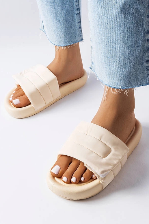 Smėlio spalvos šlepetės su velcro... Smėlio spalvos šlepetės su velcro...