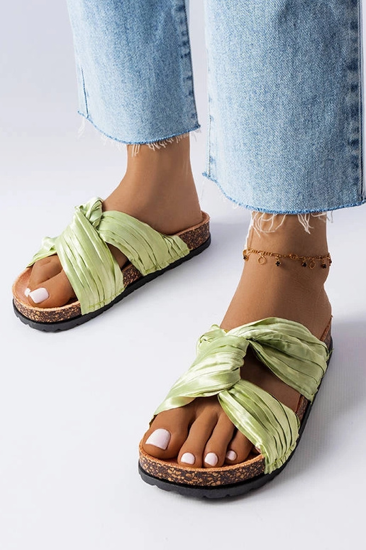 Žalios spalvos šlepetės, dekoruotos... Žalios spalvos šlepetės, dekoruotos...