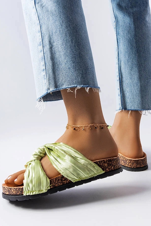 Žalios spalvos šlepetės, dekoruotos... Žalios spalvos šlepetės, dekoruotos...