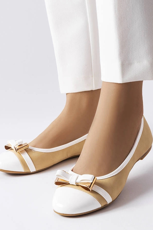 Smėlio spalvos bateliai papuošti...