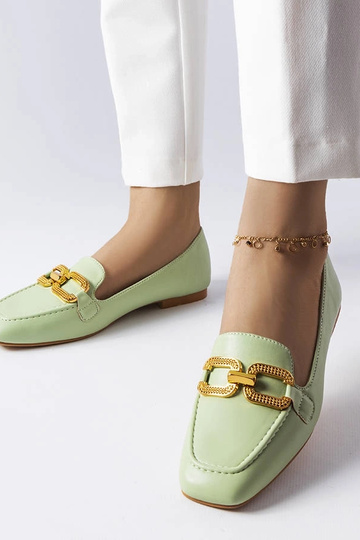 Žali mokasinai su Rousseau...