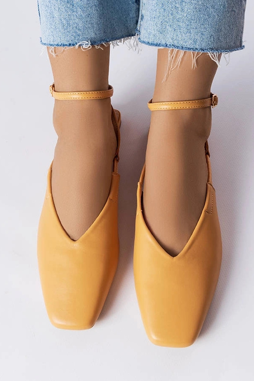 Smėlio spalvos sandalai su uždarais... Smėlio spalvos sandalai su uždarais...