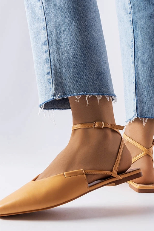 Smėlio spalvos sandalai su uždarais... Smėlio spalvos sandalai su uždarais...