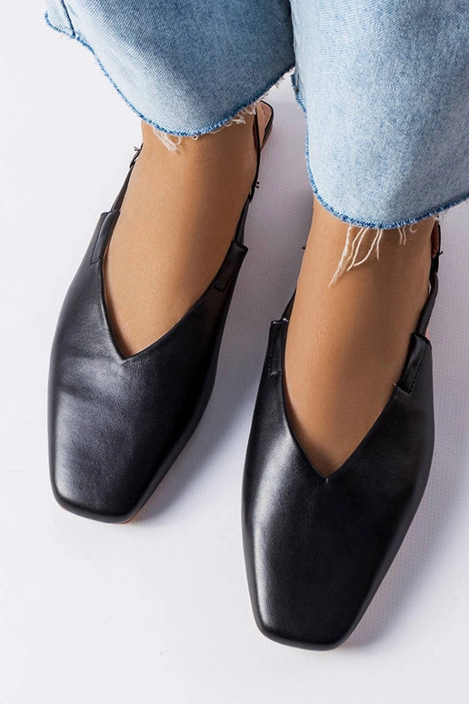 Juodi sandalai uždarais pirštais Jehova