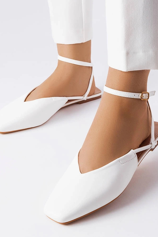 Balti sandalai su uždaromis kojomis... Balti sandalai su uždaromis kojomis...