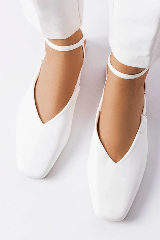 Balti sandalai su uždaromis kojomis... Balti sandalai su uždaromis kojomis...