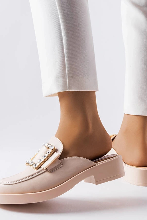 Smėlio spalvos šlepetės su uždaru...