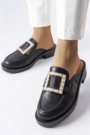 Juodosios Columbus šlepetės...