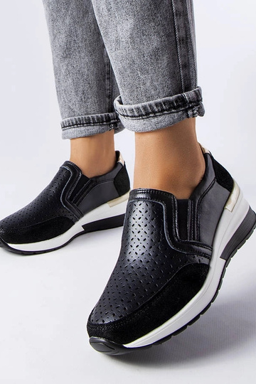 Juodi ažūriniai sportbačiai...