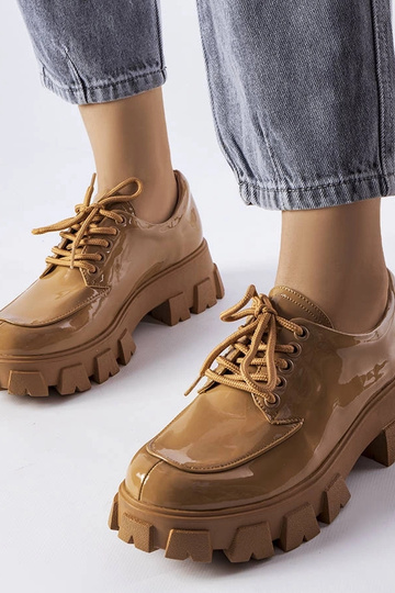 Balta-raudoni sportiniai bateliai ant platformos, „Binet"