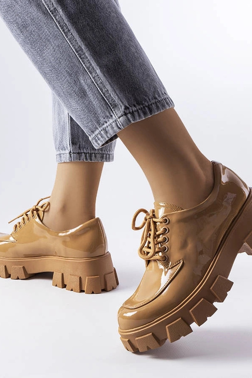 Balta-raudoni sportiniai bateliai ant...