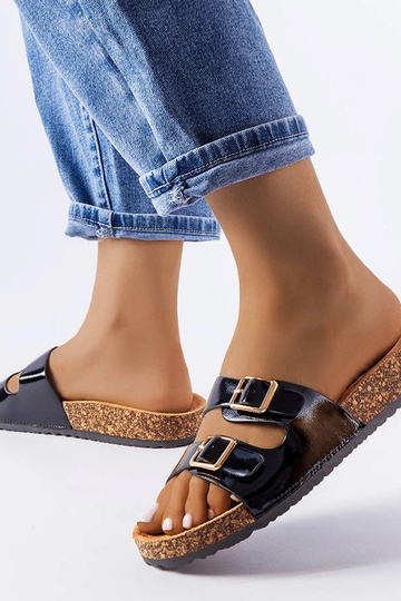 Juodos kamštienos šlepetės...