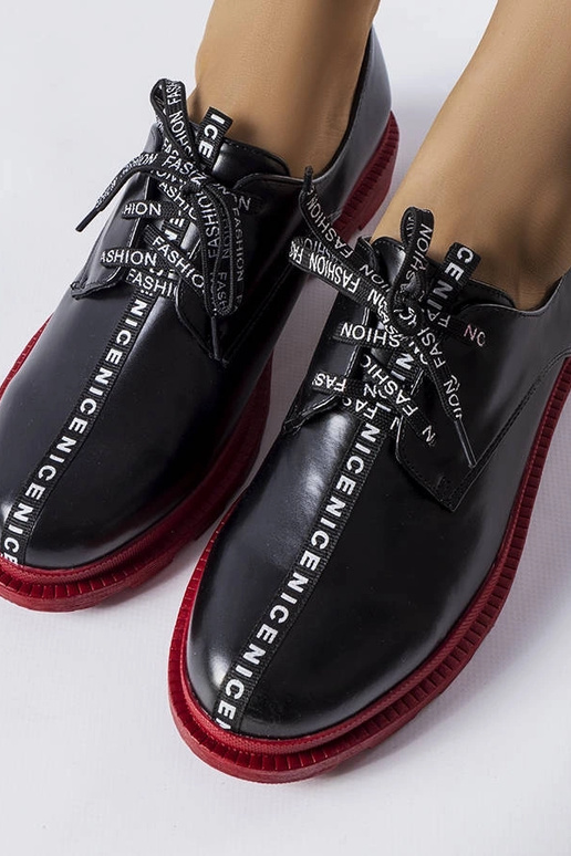 Juodi pusbačiai su kontrastingu padu...