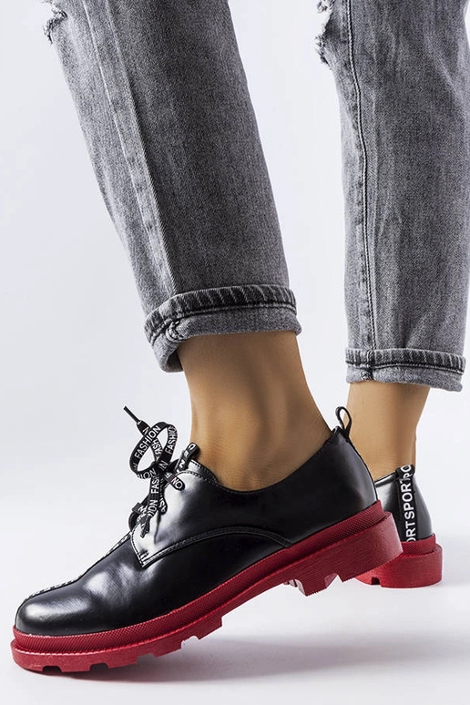 Juodi pusbačiai su kontrastingu padu...