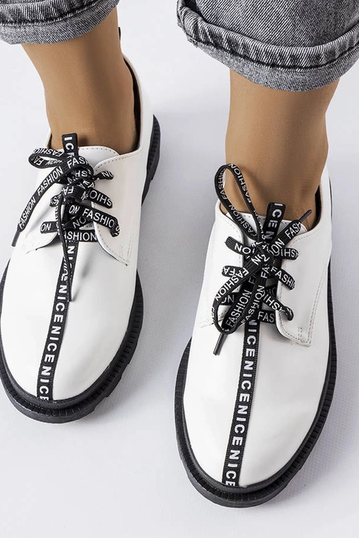 Balti pusbačiai su kontrastingu padu...