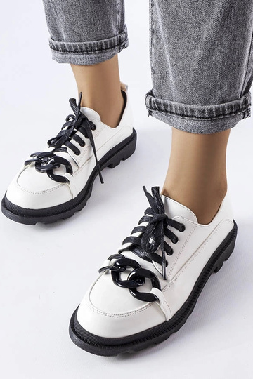 Baltos grandinėlės batai...