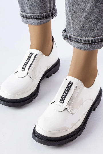 Balti lakuotos odos Legget...