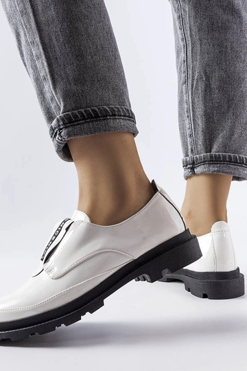 Balti lakuotos odos Legget... 2