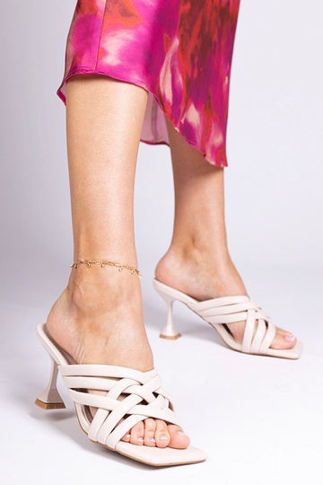 Juodos šlepetės ant kulno...