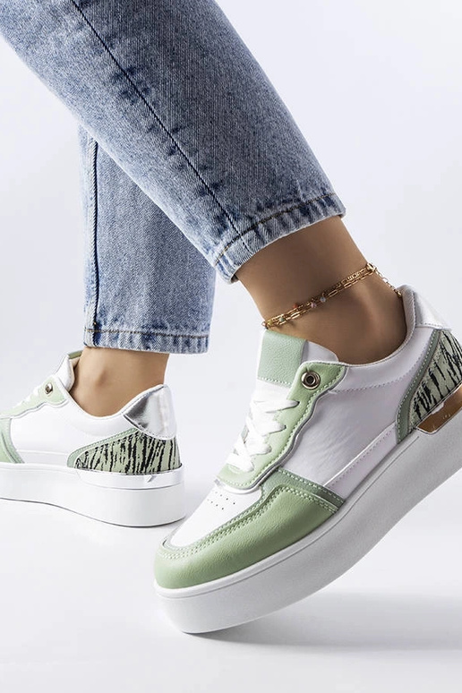 Žali sportbačiai ant Tooele platformos Žali sportbačiai ant Tooele platformos