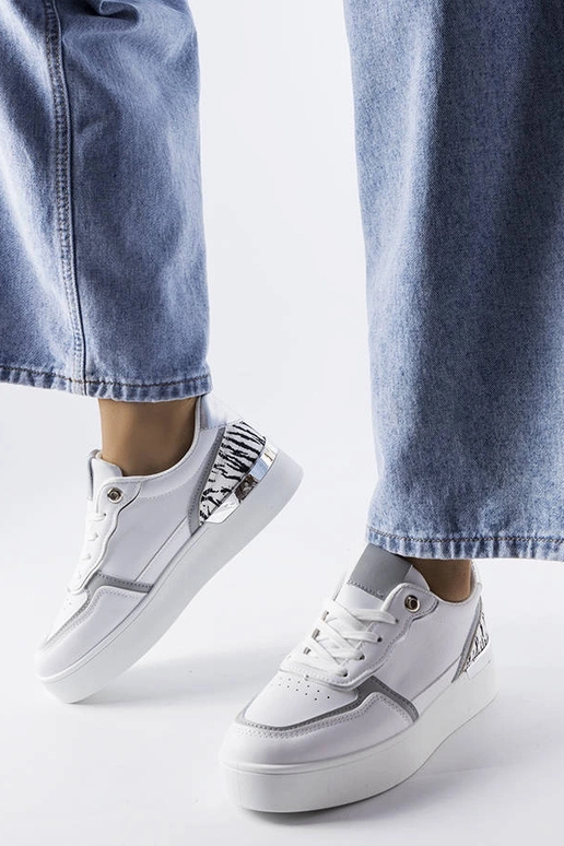 Balti sportbačiai ant Tooele platformos Balti sportbačiai ant Tooele platformos