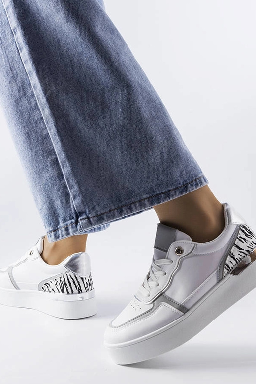 Balti sportbačiai ant Tooele platformos Balti sportbačiai ant Tooele platformos