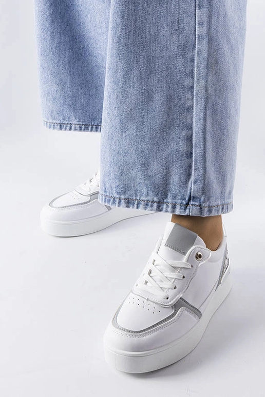 Balti sportbačiai ant Tooele platformos Balti sportbačiai ant Tooele platformos