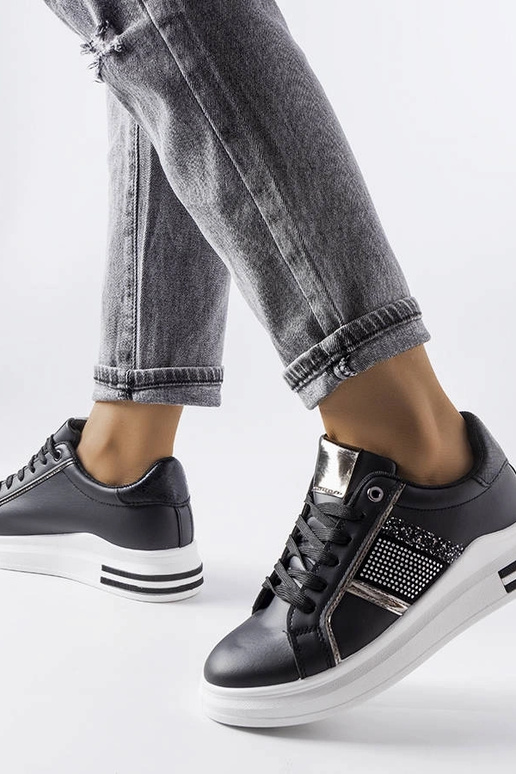 Juodi sportbačiai, dekoruoti Xarles... Juodi sportbačiai, dekoruoti Xarles...