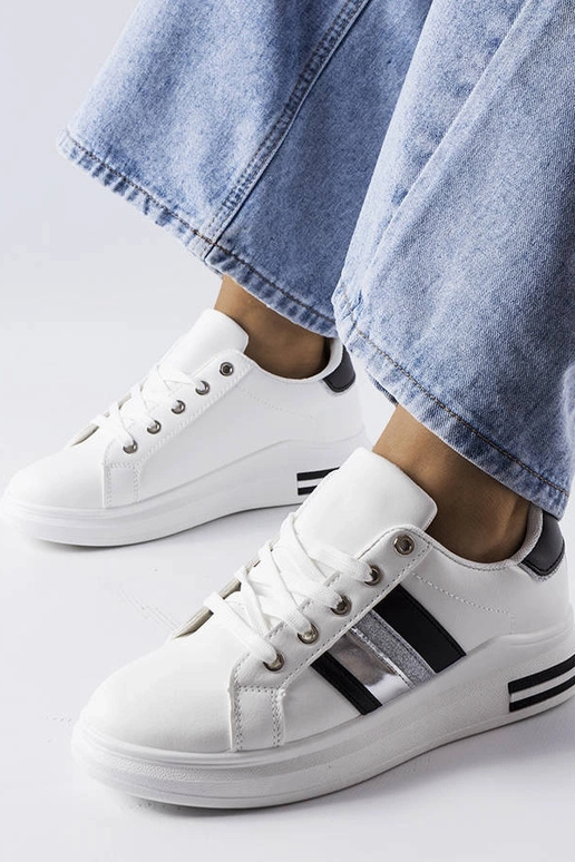 Balti sportiniai bateliai ant...