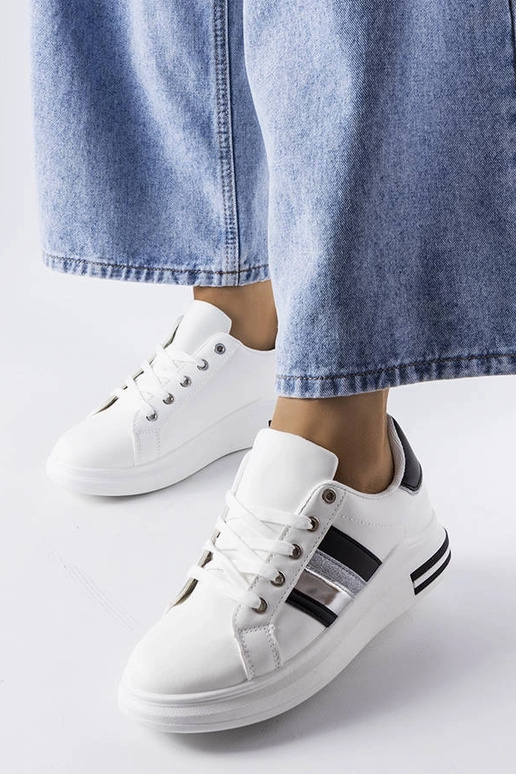 Balti sportiniai bateliai ant...