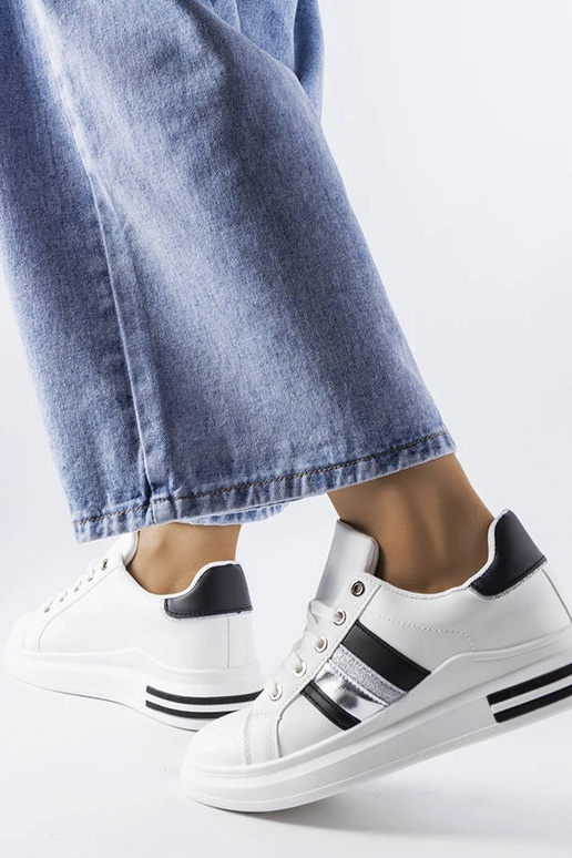 Balti sportiniai bateliai ant...