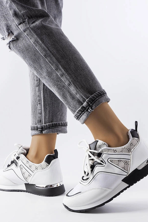 Balti sportbačiai su aukso elementais... Balti sportbačiai su aukso elementais...