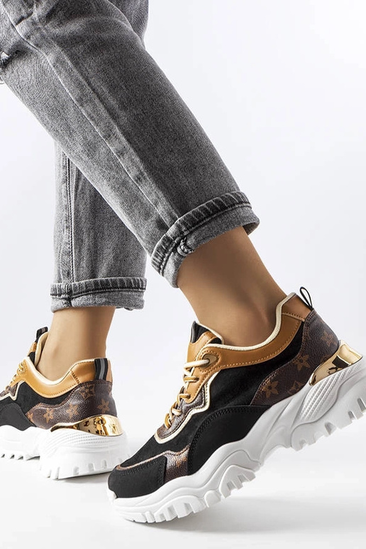 Juodi sportbačiai netaisyklingu padu...