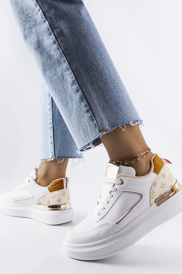 Balti sportbačiai su smėlio...