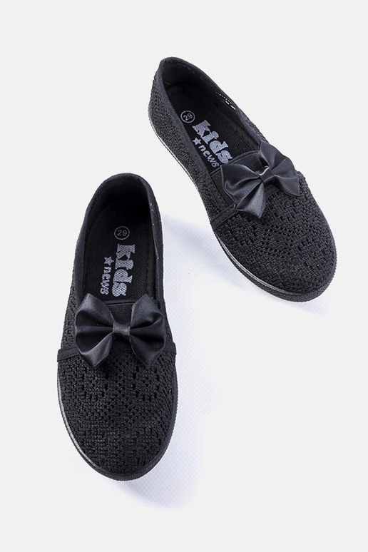 Juodi pusbačiai ant masyvios padukos,...