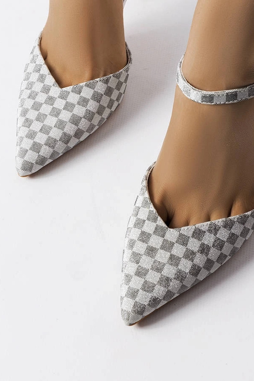 Pilki blizgūs kulniukai šaškių lentos...