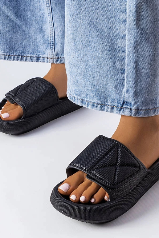 Juodos moteriškos šlepetės su storu... Juodos moteriškos šlepetės su storu...