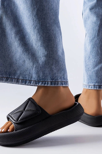 Juodos moteriškos šlepetės... 2