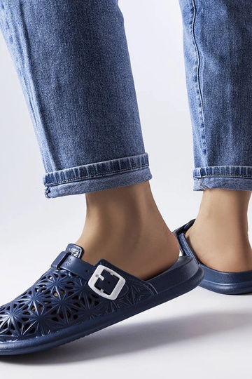 Tamsiai mėlynos ažūrinės...