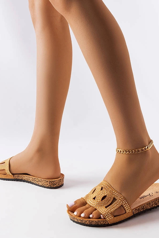 Smėlio spalvos šlepetės, dekoruotos... Smėlio spalvos šlepetės, dekoruotos...