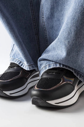 Juodi sportbačiai su storu... 2