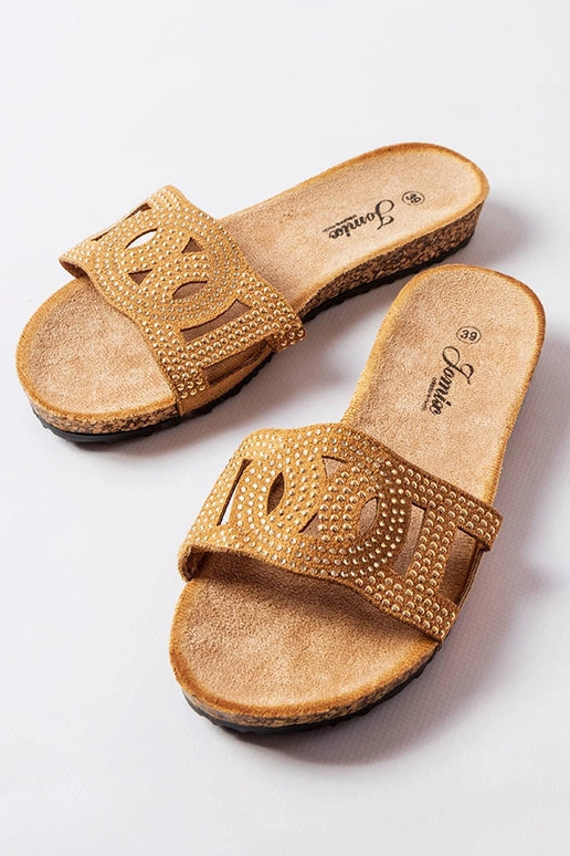 Rudos spalvos šlepetės, dekoruotos...