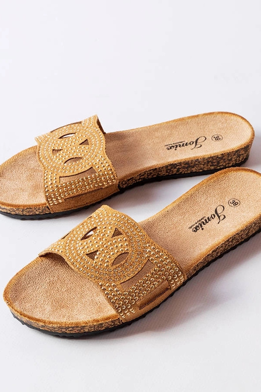 Rudos spalvos šlepetės, dekoruotos...