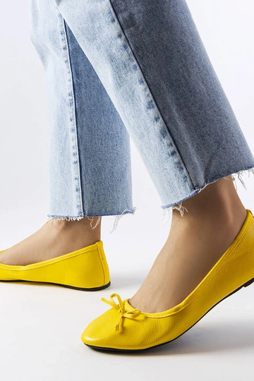 Juodi sandalai papuošti... 2