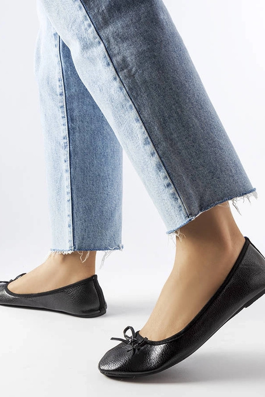 Juodi baleto buteliai, dekoruoti...