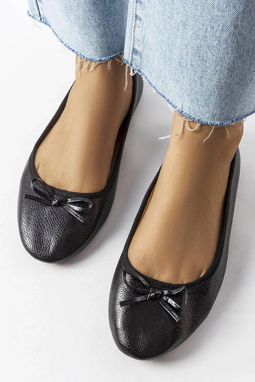 Juodi baleto buteliai, dekoruoti...